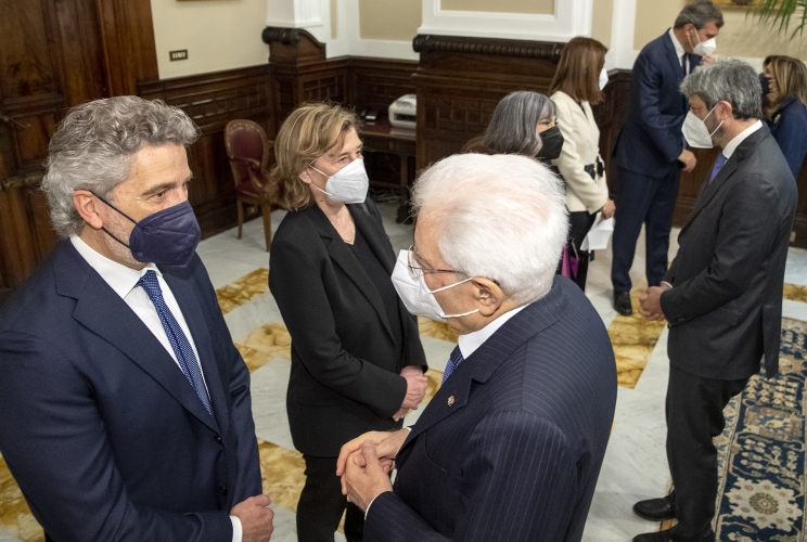 Il Presidente Sergio Mattarella con lo storico Angelo Ventrone e i familiari delle vittime di terrorismo, in occasione della celebrazione del Giorno della Memoria
