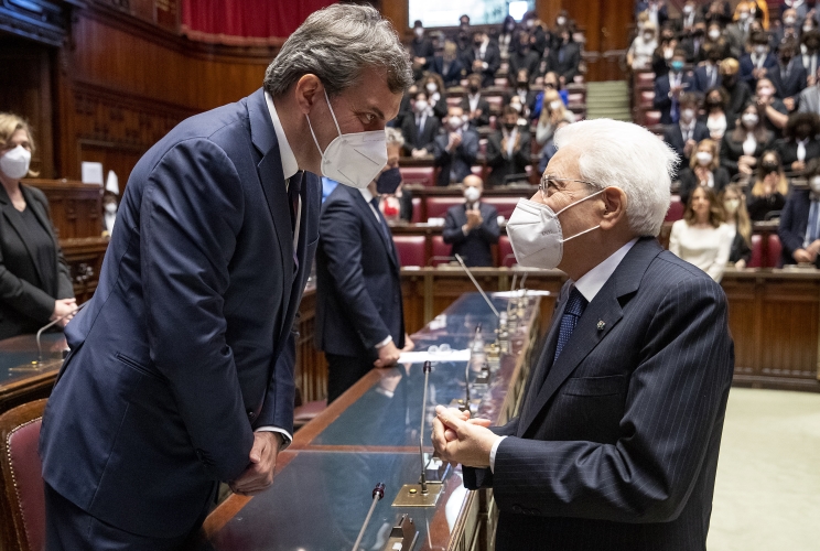 Il Presidente Sergio Mattarella saluta Mario Calabresi, al  termine della celebrazione del Giorno della Memoria