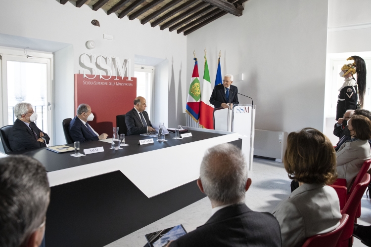 Il Presidente della Repubblica Sergio Mattarella durante il suo intervento alla sede centrale della Scuola superiore della magistratura “Mario Amato”
