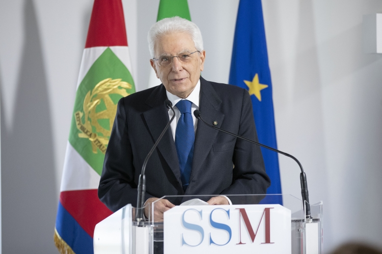 Il Presidente della Repubblica Sergio Mattarella durante il suo intervento alla sede centrale della Scuola superiore della magistratura “Mario Amato”
