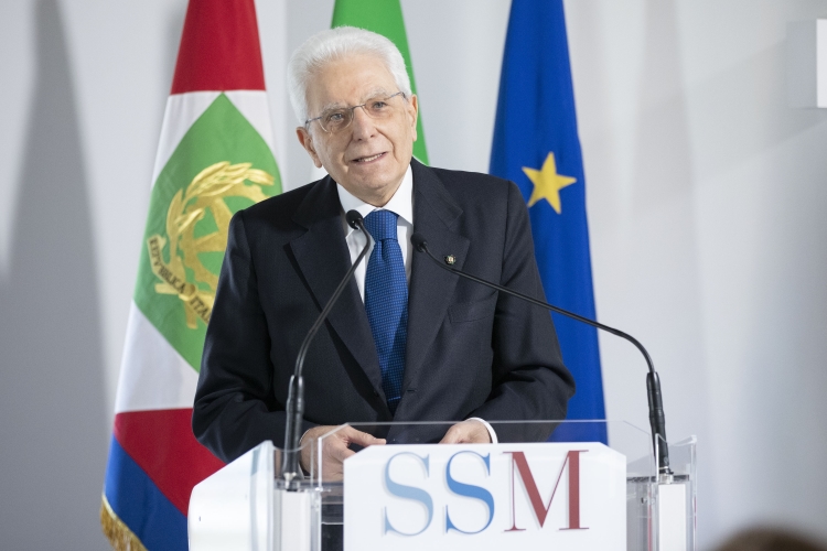 Il Presidente della Repubblica Sergio Mattarella durante il suo intervento alla sede centrale della Scuola superiore della magistratura “Mario Amato”

