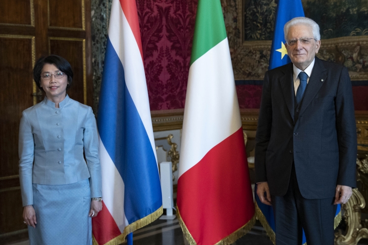 Il Presidente Sergio Mattarella con S.E. la Signora Rommanee Kananurak,nuovo Ambasciatore del Regno di Thailandia,in occasione della presentazione delle Lettere Credenziali 
