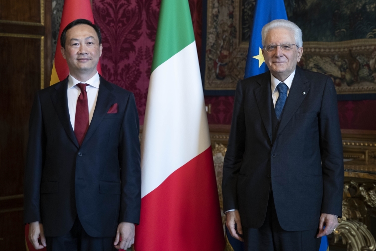 Il Presidente Sergio Mattarella con S.E. il Signor Duong Hai Hung,nuovo Ambasciatore della Repubblica Socialista del Vietnam,in occasione della presentazione delle Lettere Credenziali 
