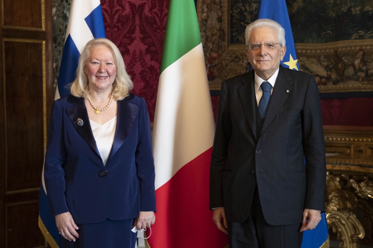 Il Presidente Sergio Mattarella con S.E. la Signora Eleni Sourani,nuovo Ambasciatore della Repubblica Ellenica,in occasione della presentazione delle Lettere Credenziali 
