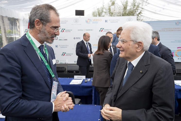Il Presidente Sergio Mattarella saluta Valerio De Molli, Amministratore delegato di The European House - Ambrosetti al termine del forum "Verso Sud: la strategia europea per una nuova stagione geopolitica, economica e socio-culturale del Mediterraneo"