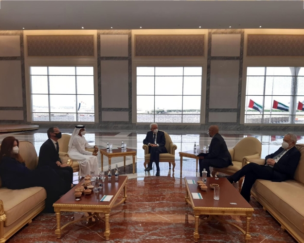 Il Presidente della Repubblica Sergio Mattarella ad Abu Dhabi, negli Emirati Arabi Uniti,accolto da H.E. Suhail Mohamed Al Mazrouei,in occasione della cerimonia di condoglianze per la scomparsa del Presidente degli Emirati Arabi Uniti e Emiro di Abu Dhabi,Sua Altezza Sceicco Khalifa bin Zayed Al Nahyan
