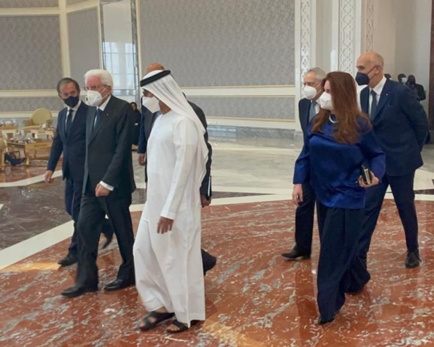 Il Presidente della Repubblica Sergio Mattarella  ad Abu Dhabi, accolto da H.E. Suhail Mohamed Al Mazrouei,in occasione della cerimonia di condoglianze per la scomparsa del Presidente degli Emirati Arabi Uniti e Emiro di Abu Dhabi,Sua Altezza Sceicco Khalifa bin Zayed Al Nahyan
