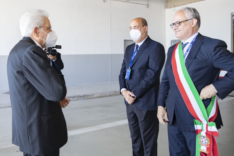 Il Presidente della Repubblica Sergio Mattarella accolto da Nicola Zingaretti, Presidente della Regione Lazio e da Roberto Gualtieri, Sindaco della Città Metropolitana di Roma Capitale,in occasione dell'inaugurazione della nuova area d’imbarco A dell’Aeroporto “Leonardo Da Vinci” di Fiumicino
