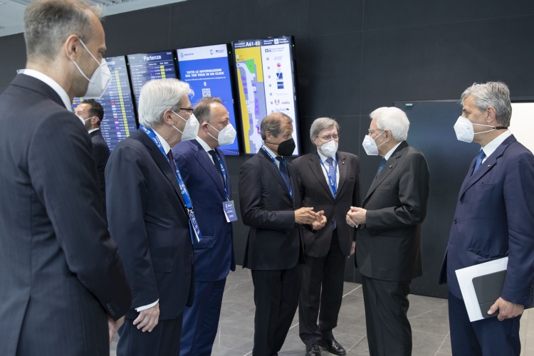Il Presidente della Repubblica Sergio Mattarella con Enrico Giovannini, Ministro delle infrastrutture e della mobilità sostenibile,Giampiero Massolo, Presidente di Atlantia,Carlo Bertazzo, Amministratore delegato di Atlantia,Claudio De Vincenti, Presidente Aeroporti di Roma,Marco Troncone, Amministratore delegato Aeroporti di Roma ,in occasione dell'inaugurazione della nuova area d’imbarco A dell’Aeroporto “Leonardo Da Vinci” di Fiumicino
