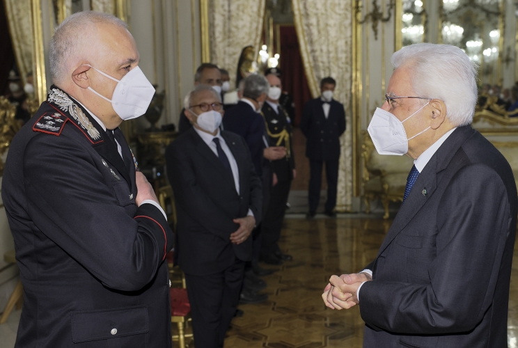 Il Presidente Sergio Mattarella con il Gen. C.A. Teo Luzi, Comandante Generale dell’Arma dei Carabinieri, in occasione della presentazione del Convegno Internazionale, organizzato in occasione della Giornata Mondiale della Biodiversità