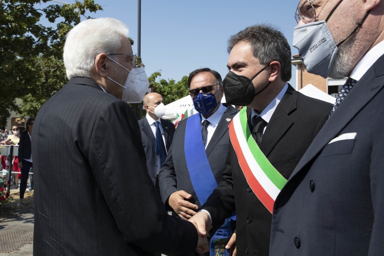 Il Presidente della Repubblica Sergio Mattarella con Alberto Calciolari, Sindaco di Medolla, in occasione della ricorrenza del 10° anniversario del sisma in Emilia del maggio 2012
