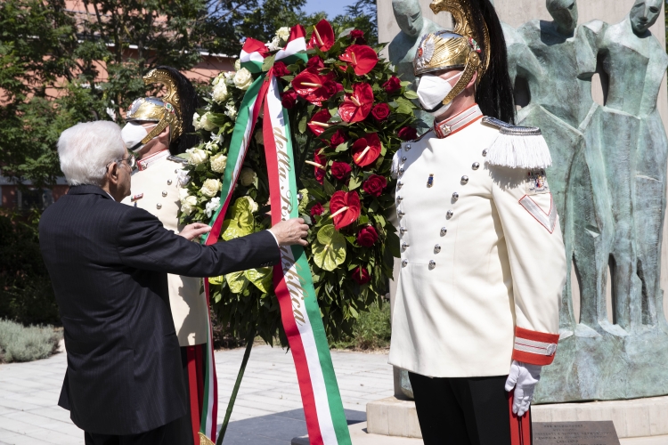 Il Presidente della Repubblica Sergio Mattarella depone una corona di fiori al Monumento in memoria delle vittime del sisma
