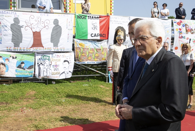 Il Presidente Sergio Mattarella osserva alcuni disegni creati dai ragazzi delle scuole, poco prima dell'iniziativa dal titolo "La memoria di tutti, Palermo 30 anni dopo"