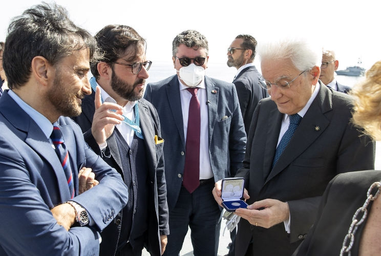 Palermo - Il Presidente Sergio Mattarella riceve la prima moneta commemorativa del trentennale della strage di Capaci, in occasione dell'iniziativa dal titolo "La memoria di tutti, Palermo 30 anni dopo"