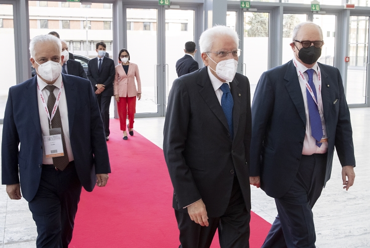 Il Presidente Sergio Mattarella accolto dal Prof. Gaetano Paludetti, Direttore dell’Unità operativa complessa di otorinolaringoiatria del Policlinico universitario “Agostino Gemelli” e dal Dott. Domenico Cuda, Presidente della Società Italiana di Otorinolaringoiatria e Chirurgia Cervico Facciale al suo arrivo al Centro Congressi "La nuvola", in occasione del 108° Congresso nazionale di otorinolaringoiatria e chirurgia cervico-facciale