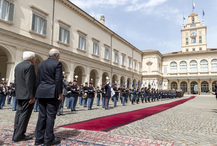 Il Presidente Sergio Mattarella e il Presidente della Repubblica Algerina Democratica e Popolare Abdelmadjid Tebboune durante la cerimonia di benvenuto