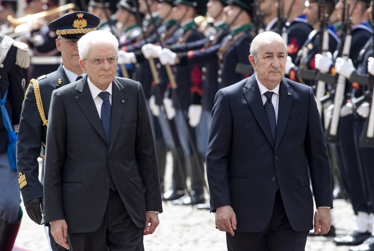 Il Presidente Sergio Mattarella e il Presidente della Repubblica Algerina Democratica e Popolare Abdelmadjid Tebboune durante la cerimonia di benvenuto