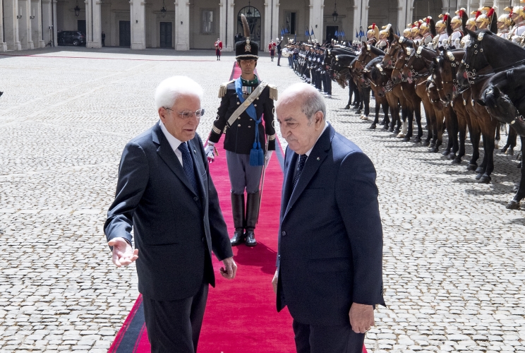 Il Presidente Sergio Mattarella e il Presidente della Repubblica Algerina Democratica e Popolare Abdelmadjid Tebboune durante la cerimonia di benvenuto