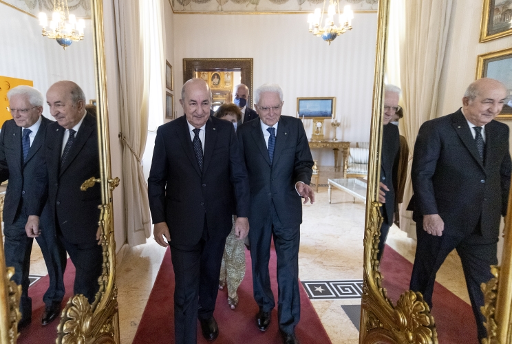 Il Presidente Sergio Mattarella e il Presidente della Repubblica Algerina Democratica e Popolare Abdelmadjid Tebboune poco prima dei colloqui