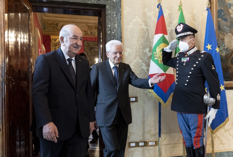 Il Presidente Sergio Mattarella e il Presidente della Repubblica Algerina Democratica e Popolare Abdelmadjid Tebboune poco prima dei colloqui