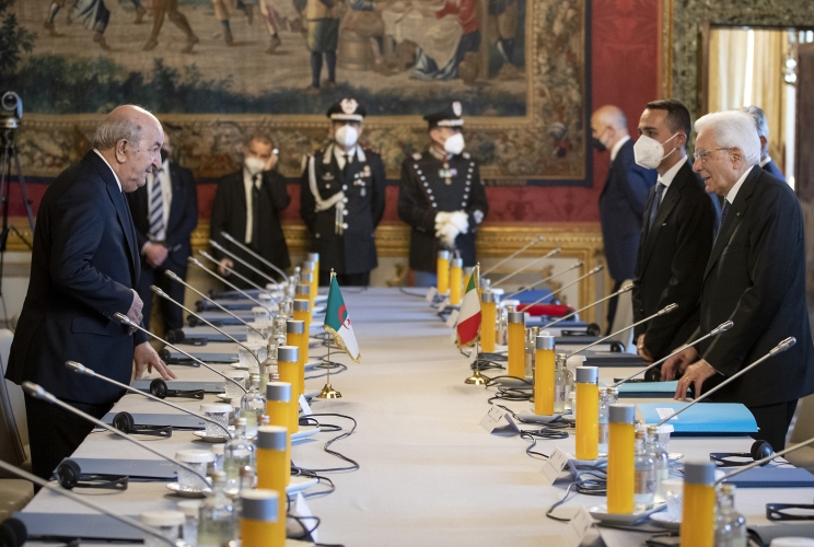 Il Presidente Sergio Mattarella e il Presidente della Repubblica Algerina Democratica e Popolare Abdelmadjid Tebboune nel corso dei colloqui allargati alle rispettive delegazioni