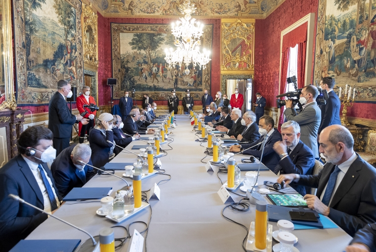Il Presidente Sergio Mattarella e il Presidente della Repubblica Algerina Democratica e Popolare Abdelmadjid Tebboune nel corso dei colloqui allargati alle rispettive delegazioni