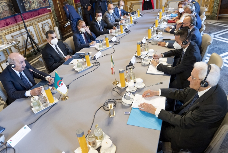 Il Presidente Sergio Mattarella e il Presidente della Repubblica Algerina Democratica e Popolare Abdelmadjid Tebboune nel corso dei colloqui allargati alle rispettive delegazioni