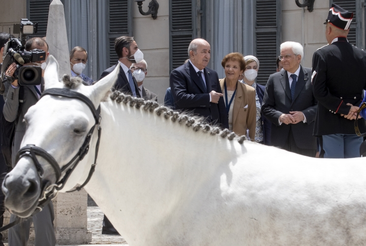 Il Presidente Sergio Mattarella e il Presidente della Repubblica Algerina Democratica e Popolare Abdelmadjid Tebboune dinanzi allo spazio dedicato al cavallo donato al Presidente della Repubblica in occasione della visita di Stato in Algeria