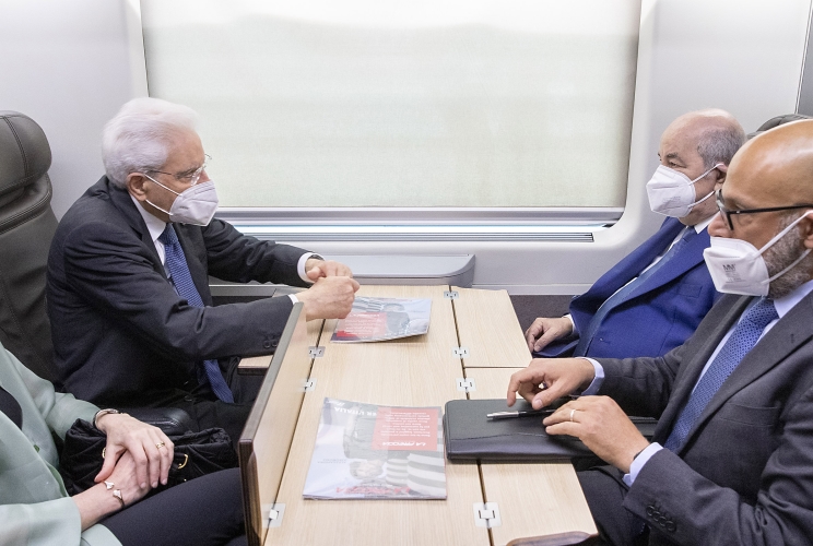 Il Presidente Sergio Mattarella con il Presidente della Repubblica Algerina Democratica e Popolare, Abdelmadjid Tebboune durante il trasferimento a Napoli