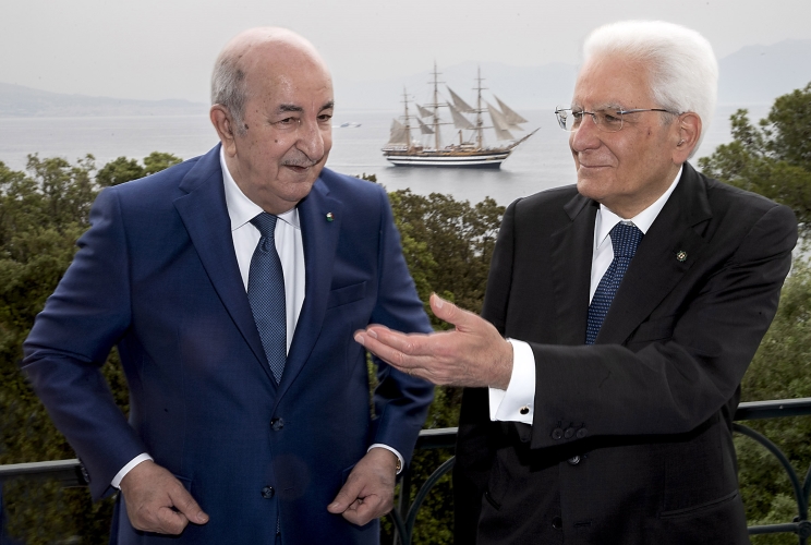 Il Presidente Sergio Mattarella con il Presidente della Repubblica Algerina Democratica e Popolare, Abdelmadjid Tebboune, a Villa Rosebery. Sullo sfondo l'Amerigo Vespucci.