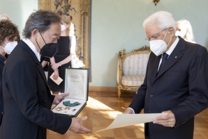 Il Presidente Sergio Mattarella consegna l’onorificenza di Grande Ufficiale al Maestro Myung-Whun Chung