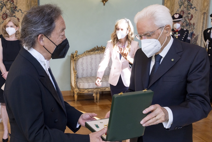 Il Presidente Sergio Mattarella consegna l’onorificenza di Grande Ufficiale al Maestro Myung-Whun Chung