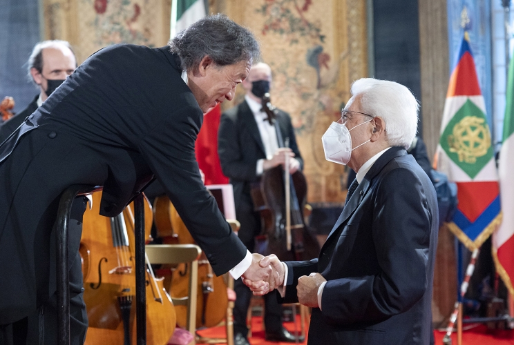 Il Presidente Sergio Mattarella saluta il Maestro Myung-Whun Chung, al termine del concerto
