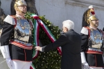 Mattarella depone una corona d’alloro all’Altare della Patria