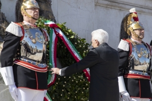 Il Presidente della Repubblica Sergio Mattarella depone una corona d'alloro sulla Tomba del Milite Ignoto all'Altare della Patria,in occasione della Festa Nazionale della Repubblica
