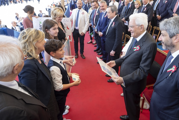 Il Presidente Sergio Mattarella alla Parata Militare incontro alcuni studenti