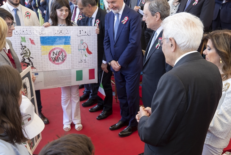 Il Presidente Sergio Mattarella alla Parata Militare incontro alcuni studenti