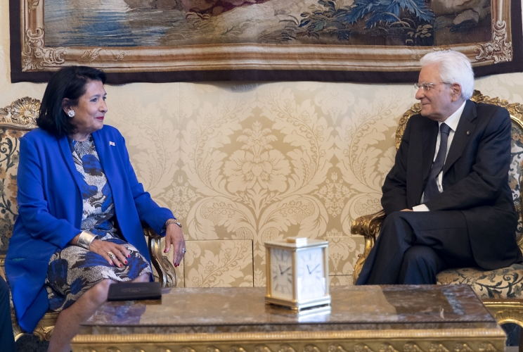 Il Presidente Sergio Mattarella con S.E. la Signora Salomè Zourabichvili, Presidente della Georgia, nel corso dei colloqui