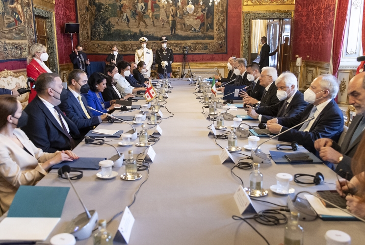 Il Presidente Sergio Mattarella con S.E. la Signora Salomè Zourabichvili, Presidente della Georgia, nel corso dei colloqui
