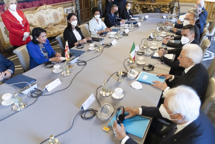 Il Presidente Sergio Mattarella con S.E. la Signora Salomè Zourabichvili, Presidente della Georgia, nel corso dei colloqui