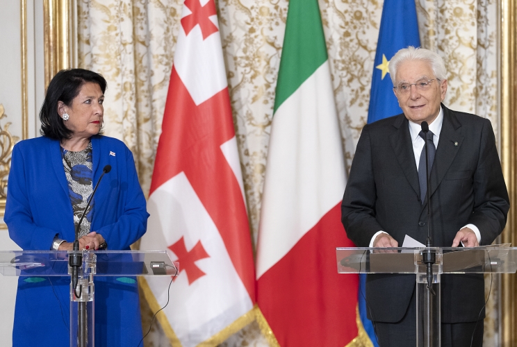 Il Presidente Sergio Mattarella con S.E. la Signora Salomè Zourabichvili, Presidente della Georgia, durante le dichiarazioni alla stampa