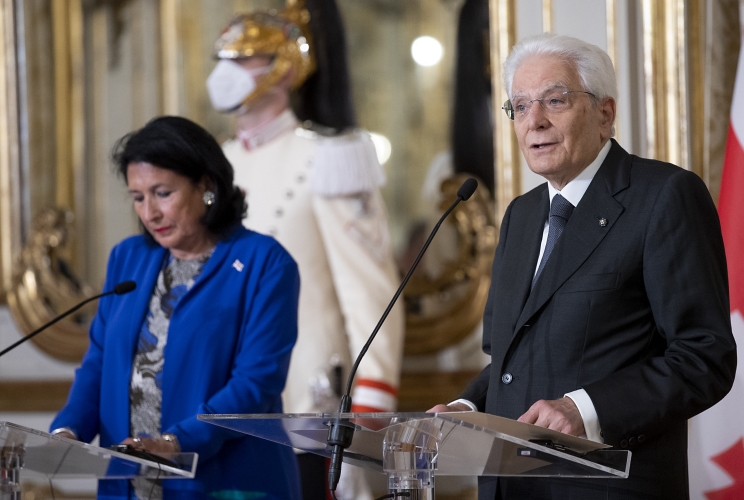 Il Presidente Sergio Mattarella con S.E. la Signora Salomè Zourabichvili, Presidente della Georgia, durante le dichiarazioni alla stampa