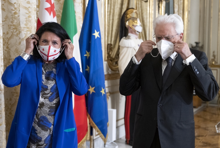 Il Presidente Sergio Mattarella con S.E. la Signora Salomè Zourabichvili, Presidente della Georgia, al termine delle dichiarazioni alla stampa