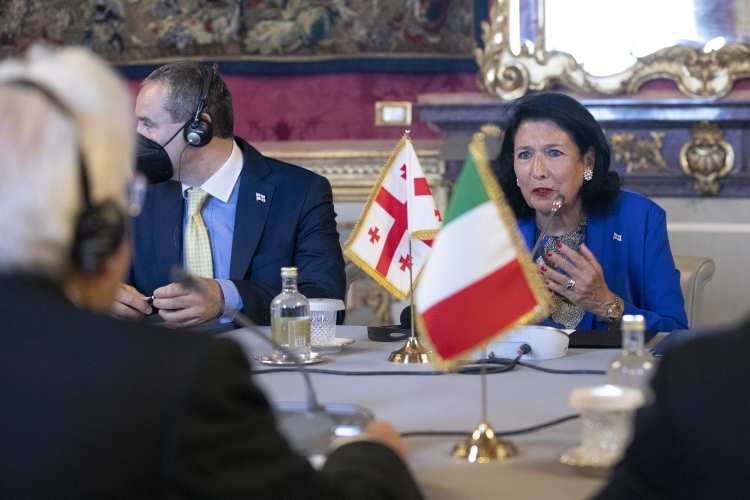 Il Presidente Sergio Mattarella con S.E. la Signora Salomè Zourabichvili, Presidente della Georgia, nel corso dei colloqui
