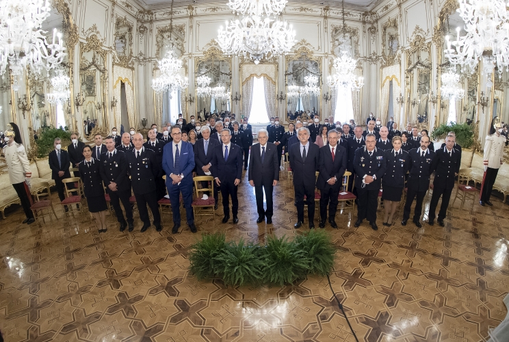 Il Presidente Sergio Mattarella al termine dell'incontro con Carlo Renoldi, Capo del Dipartimento dell’Amministrazione Penitenziaria, unitamente ad una rappresentanza del Corpo di Polizia Penitenziaria, in occasione del 205° anniversario della sua costituzione