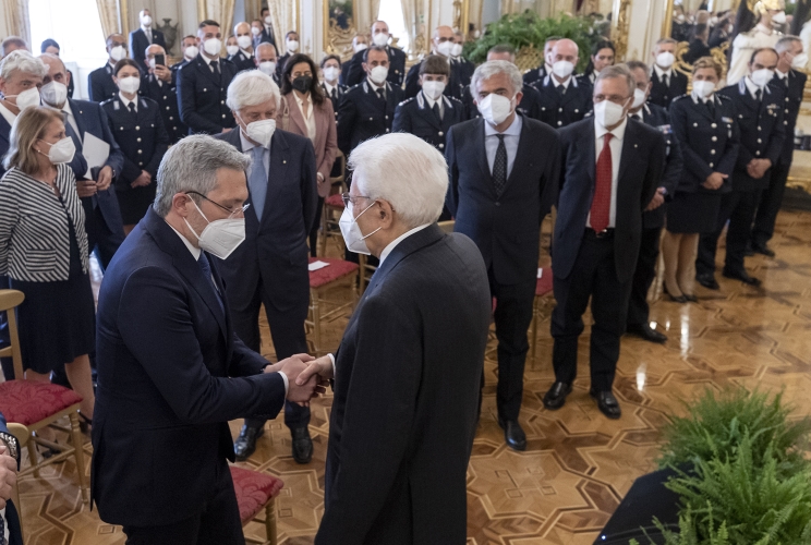 Il Presidente Sergio Mattarella al termine dell'incontro con Carlo Renoldi, Capo del Dipartimento dell’Amministrazione Penitenziaria, unitamente ad una rappresentanza del Corpo di Polizia Penitenziaria, in occasione del 205° anniversario della sua costituzione