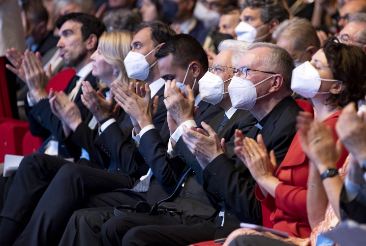 Il Presidente Sergio Mattarella  con a fianco S.Em. Rev. ma il Cardinale Pietro Parolin, Segretario di Stato della Santa Sede, alla conferenza sulla cooperazione allo sviluppo