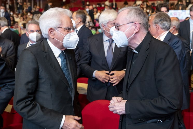 Il Presidente Sergio Mattarella con S.Em. Rev. ma il Cardinale Pietro Parolin, Segretario di Stato della Santa Sede, alla conferenza sulla cooperazione allo sviluppo