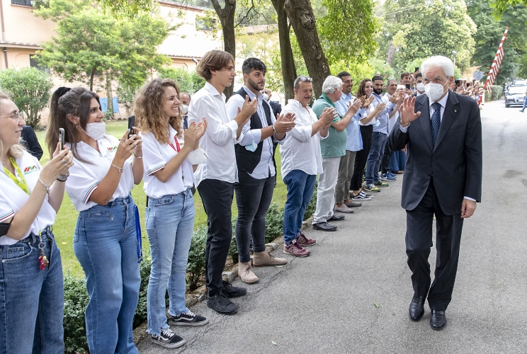 Il Presidente Sergio Mattarella accolto dai ragazzi della comunità e del centro terapeutico di Villa Maraini, in occasione della giornata mondiale per la prevenzione e la lotta alle tossicodipendenze