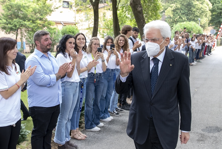 Il Presidente Sergio Mattarella accolto dai ragazzi della comunità e del centro terapeutico di Villa Maraini, in occasione della giornata mondiale per la prevenzione e la lotta alle tossicodipendenze